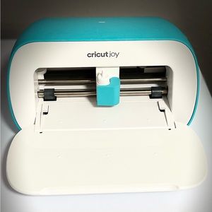 Cricut Joy  Ultra-Compact Smart Cutting Machine